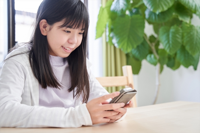 子供が不登校になったとき、スマホは没収したほうがいいのか？